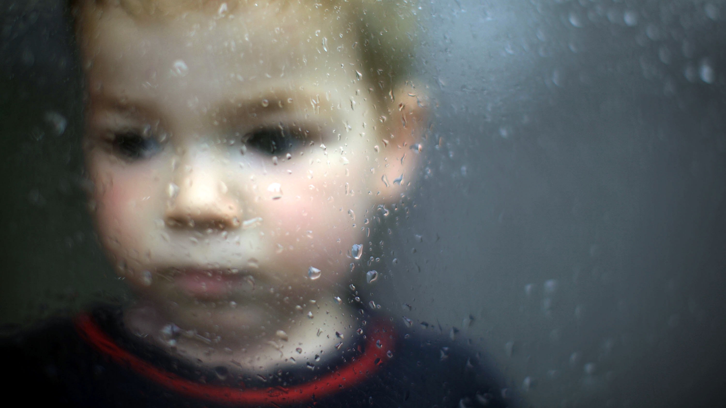 Chlapček_chlapec_pád_okno_upršané počasie_smutný výraz